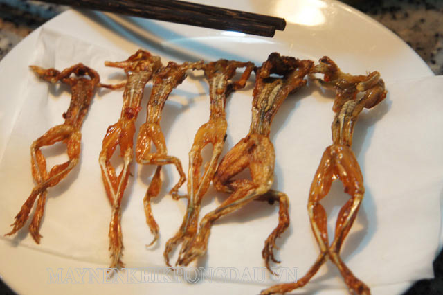 Vũ nữ chân dài chiên mắm - Món ăn lạ ở Việt Nam